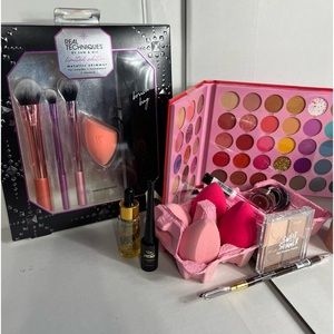 Makeup real techniques brushes eyeshadow palette blender sponge eyeliner lips